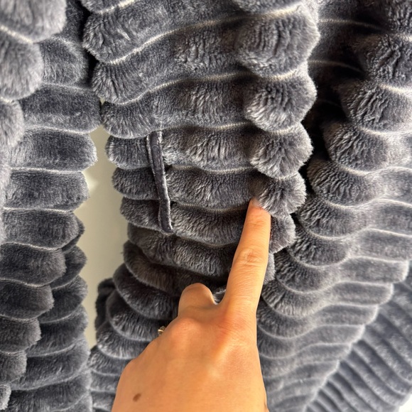 Anthropologie Mariposa Gray Fuzzy Soft Robe Lounge Cozy Size M/L - Picture 8 of 9